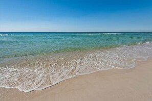På stranden