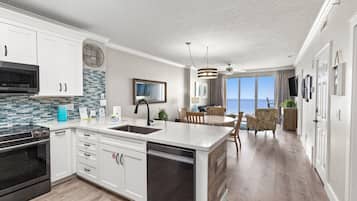 Condo, Multiple Beds, Balcony, Ocean View | Private kitchen