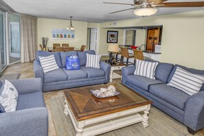 Apartment, Mehrere Betten, Whirlpool, Meerblick | Wohnbereich | 40-Zoll-Fernseher mit Digitalempfang