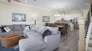 Casa, varias camas, balcón, vista al océano (21014 Front Beach Rd #A) | Área de sala de estar | Televisión de 40 pulgadas con canales digitales 