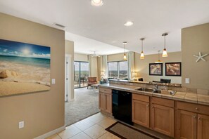 Apartment, Mehrere Betten, Balkon, eingeschränkter Meerblick (Origins at Seahaven 1705) | Eigene Küche | Kühlschrank, Mikrowelle, Ofen, Herdplatte
