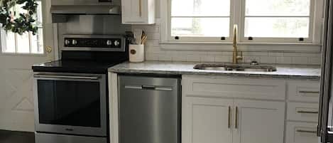 Frigorífico, microondas, horno y placa de cocina