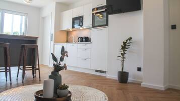 Een koelkast, een magnetron, een oven, een kookplaat