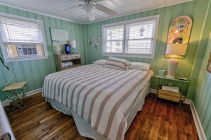 4 bedrooms, desk, iron/ironing board, free WiFi - WONDERFUL VACATION OPPORTUNITY, STEPS FROM BEACH, SLEEPS 14 (North Myrtle Beach)