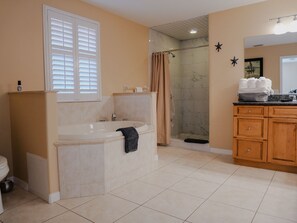 Combined shower/bathtub, towels