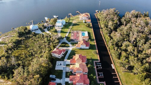 Homosassa River Waterfront, Dock, Kayaks, Golf Cart & EV Charger!