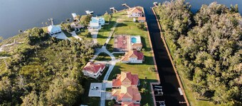 Homosassa River Waterfront, Dock, Kayaks, Golf Cart & EV Charger!