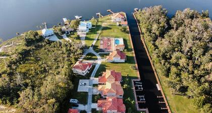 Homosassa River Waterfront, Dock, Kayaks, Golf Cart & EV Charger!