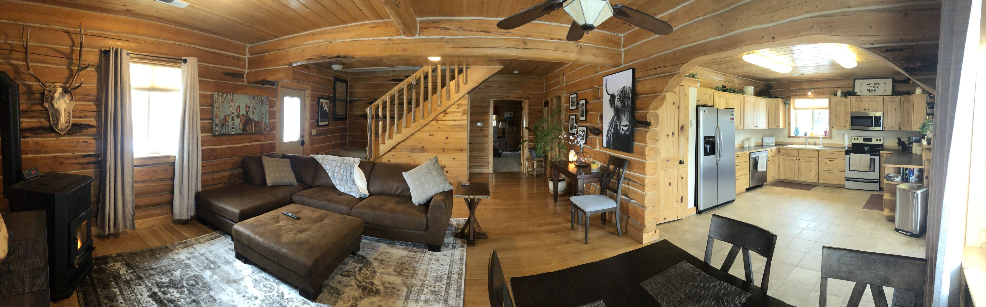 Älytelevisio, takka, kirjoja, tietokoneen näyttö