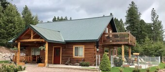 View the Mountains from the hot tub