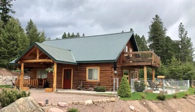 View the Mountains from the hot tub