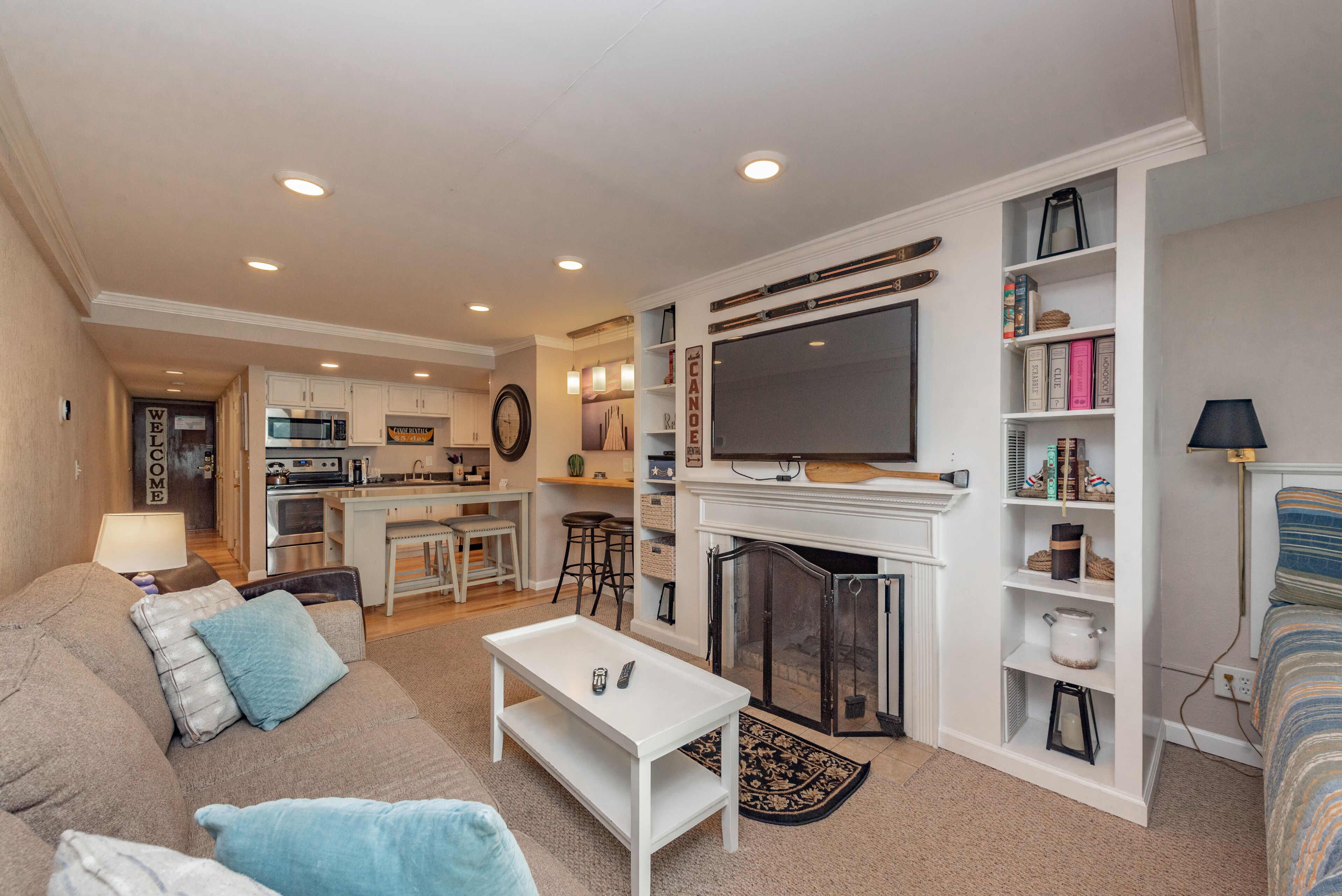 Will O' The Wisp 103A: Lakefront Efficiency Style Condo, Beautifully Decorated w