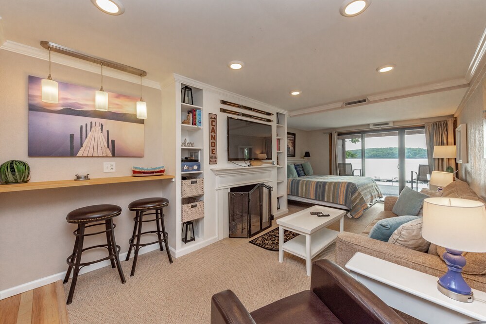 Will O' The Wisp 103A: Lakefront Efficiency Style Condo, Beautifully Decorated w