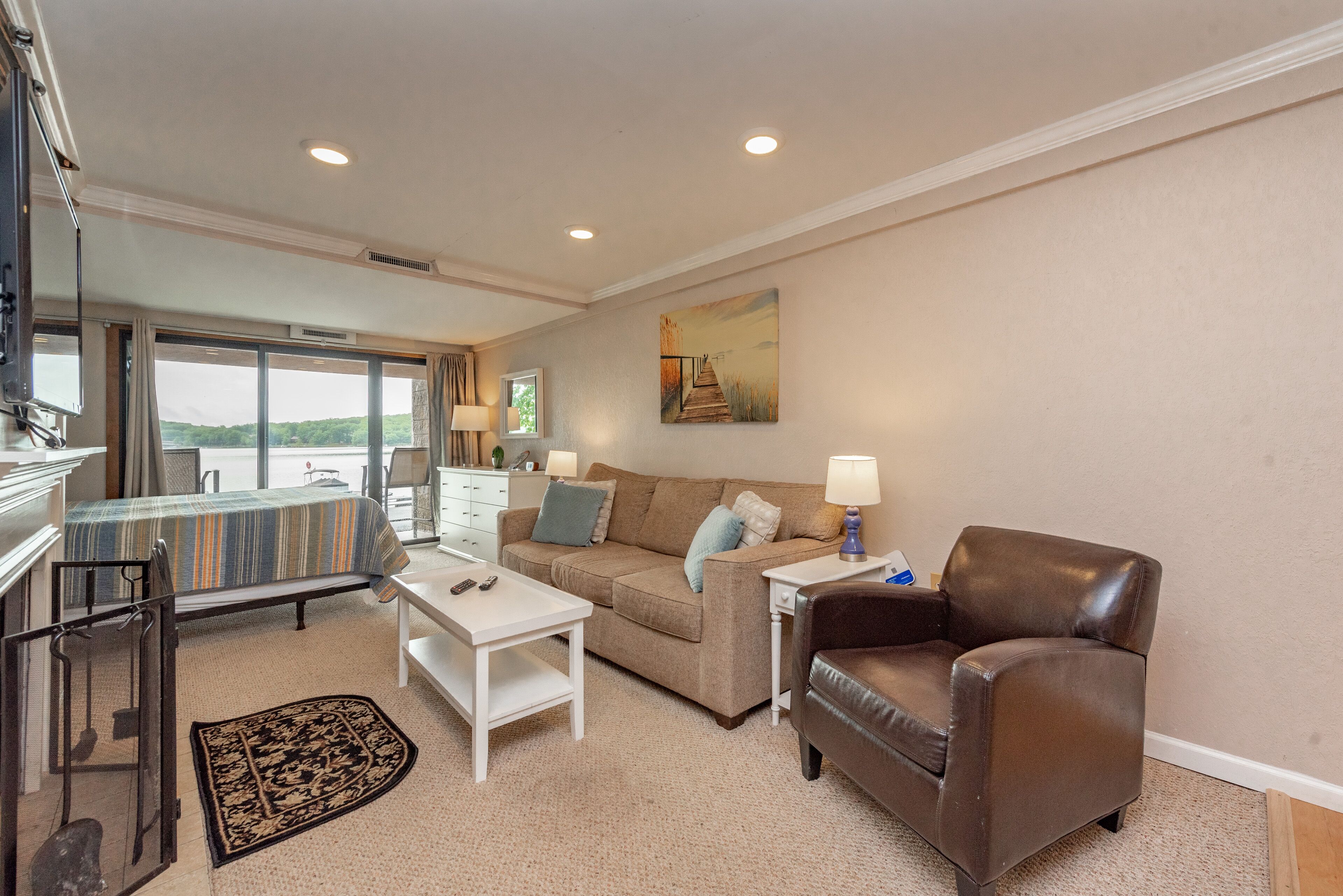 Will O' The Wisp 103A: Lakefront Efficiency Style Condo, Beautifully Decorated w