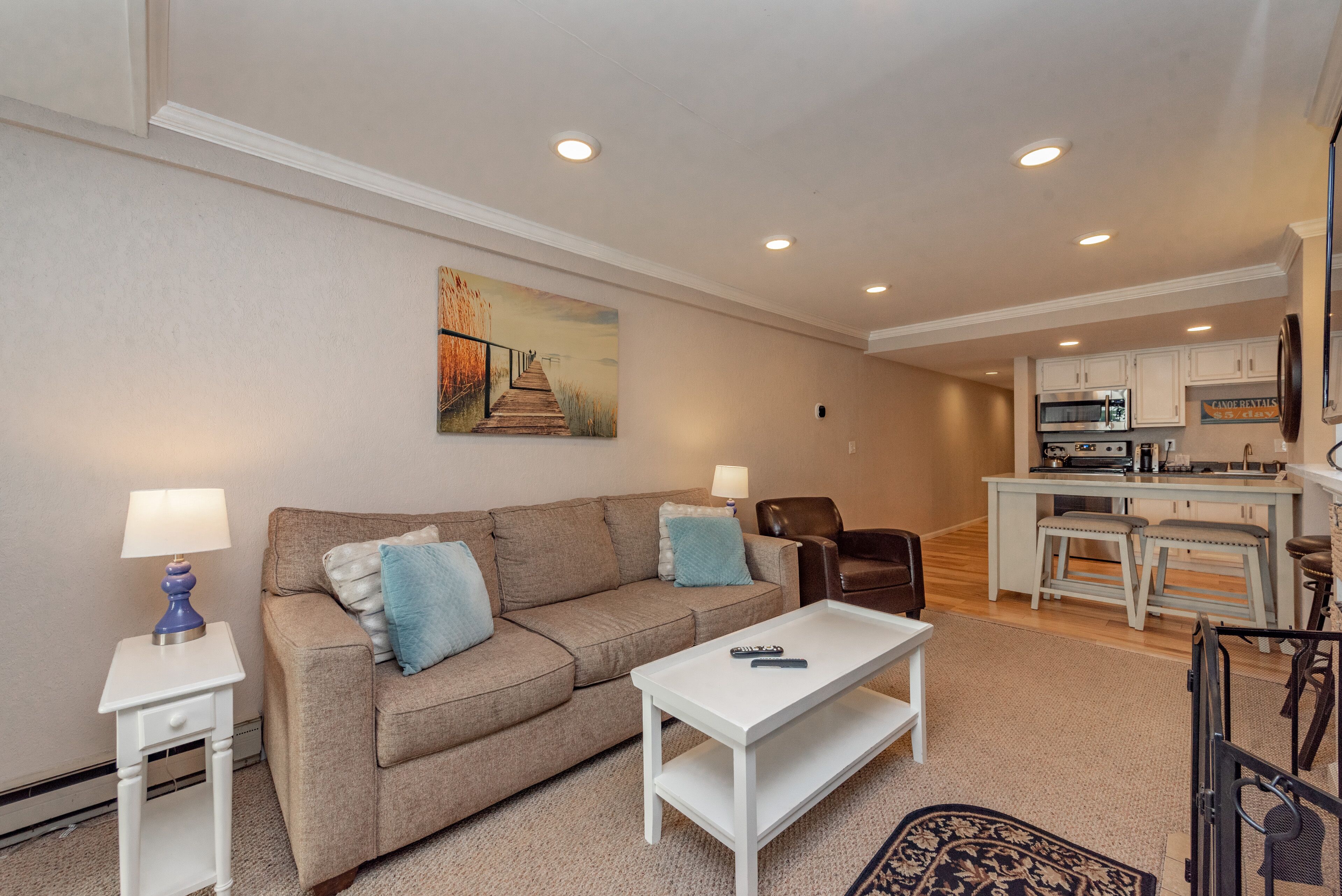 Will O' The Wisp 103A: Lakefront Efficiency Style Condo, Beautifully Decorated w