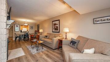 Una televisión, una chimenea, videojuegos, un reproductor de DVD