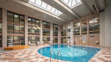 Una piscina cubierta, una piscina climatizada