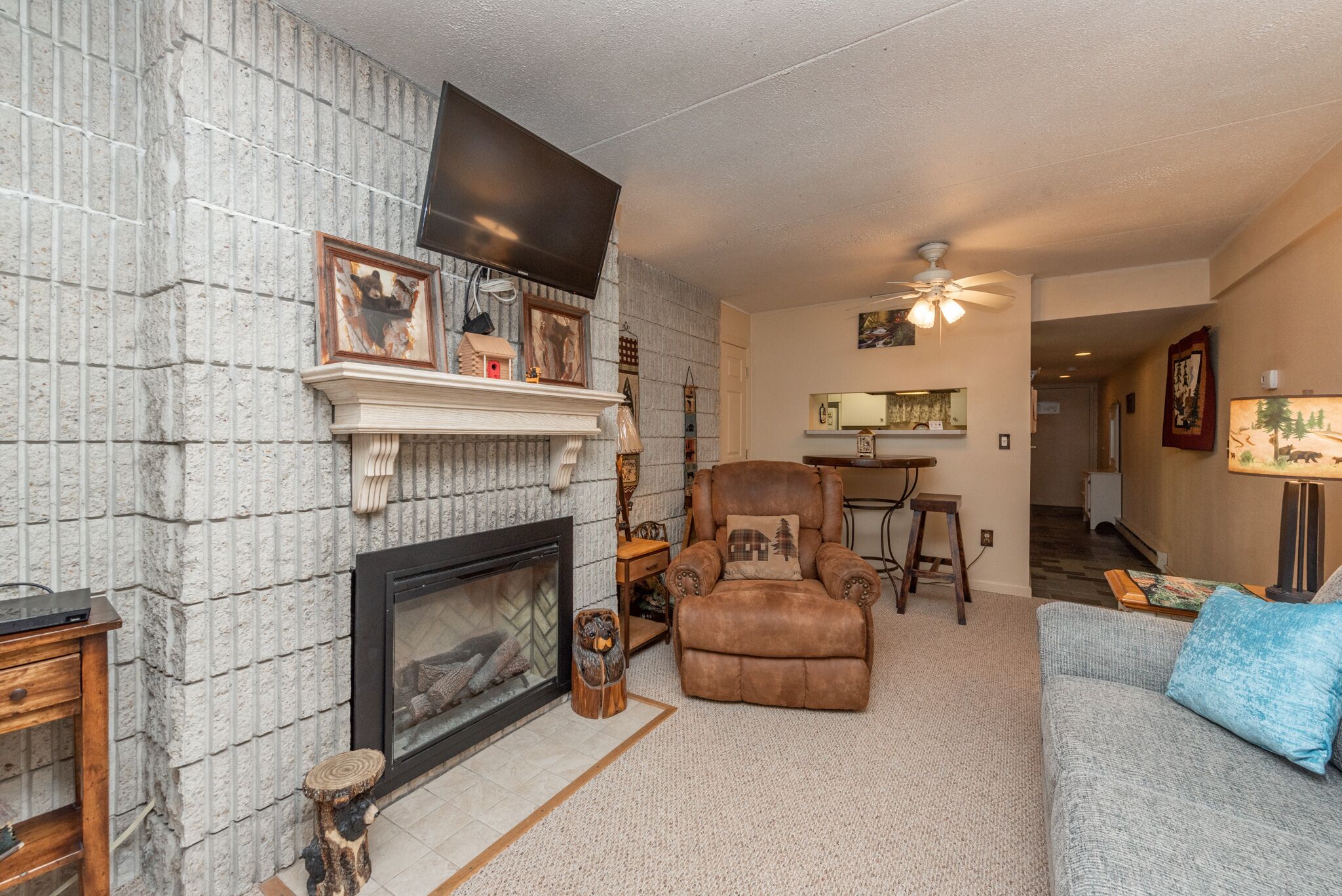 Will O' The Wisp 106A: Recently Renovated Lakefront Efficiency Condo with Firepl