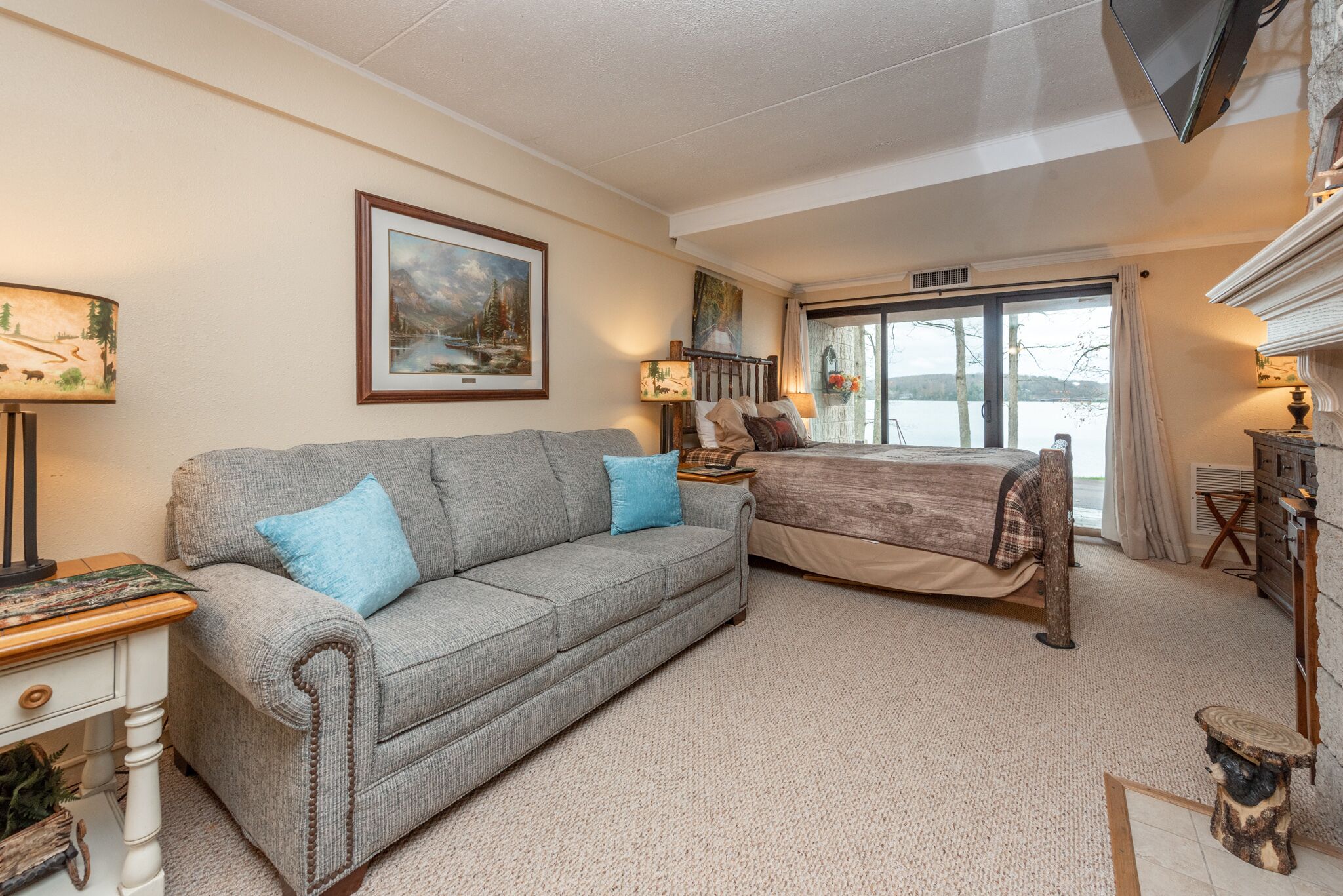 Will O' The Wisp 106A: Recently Renovated Lakefront Efficiency Condo with Firepl