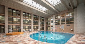 Una piscina cubierta, una piscina climatizada
