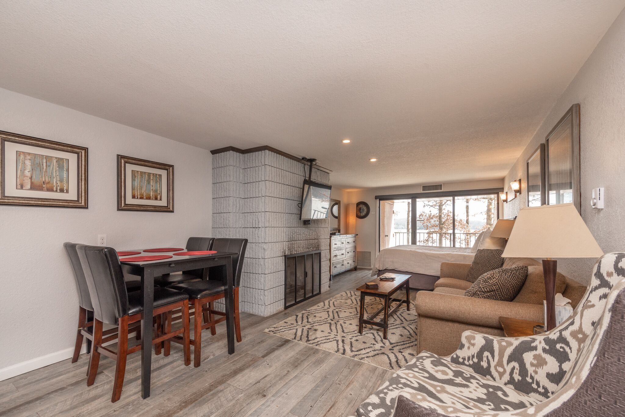 Will O' The Wisp 205A: Lakefront Efficiency Condo, Expansive Lake Views, Firepla