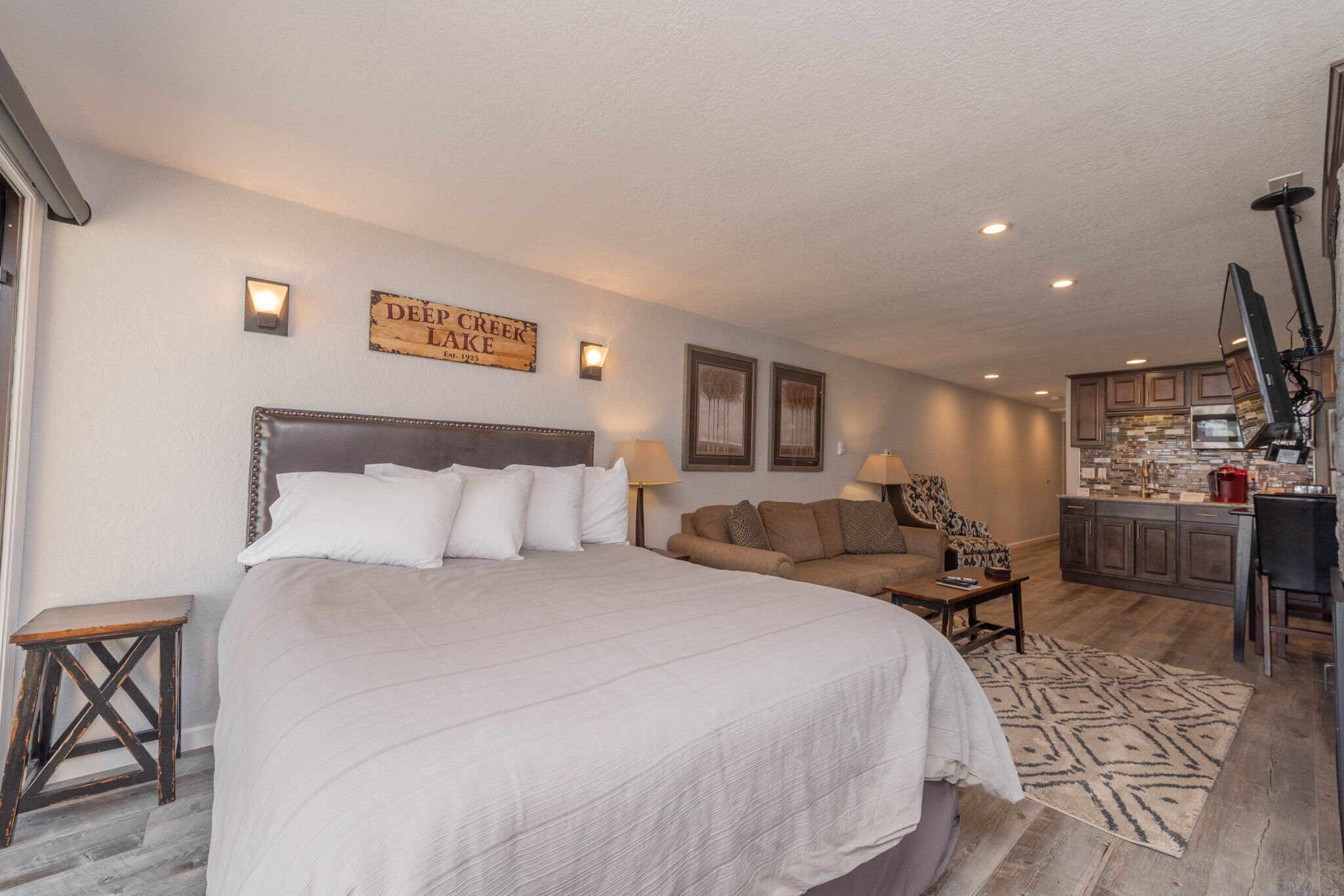 Will O' The Wisp 205A: Lakefront Efficiency Condo, Expansive Lake Views, Firepla