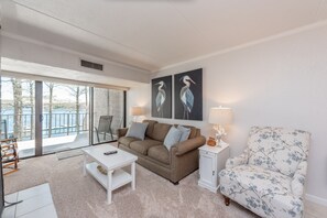 テレビ、暖炉、テレビゲーム、DVD プレーヤー