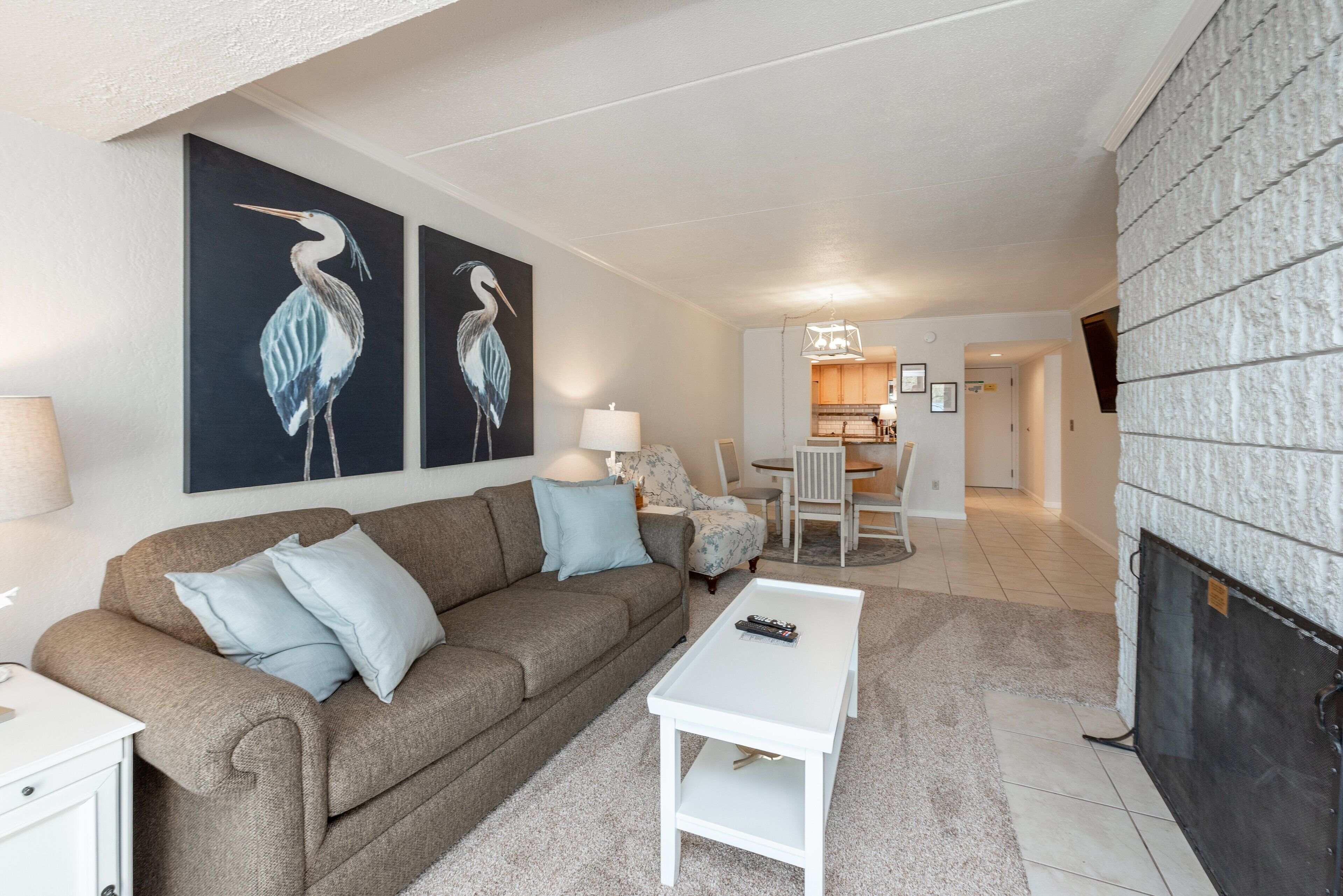 Will O' The Wisp 2077B: Unique Lakefront One Bedroom Condo, 2 Queen Beds, 2 Fire