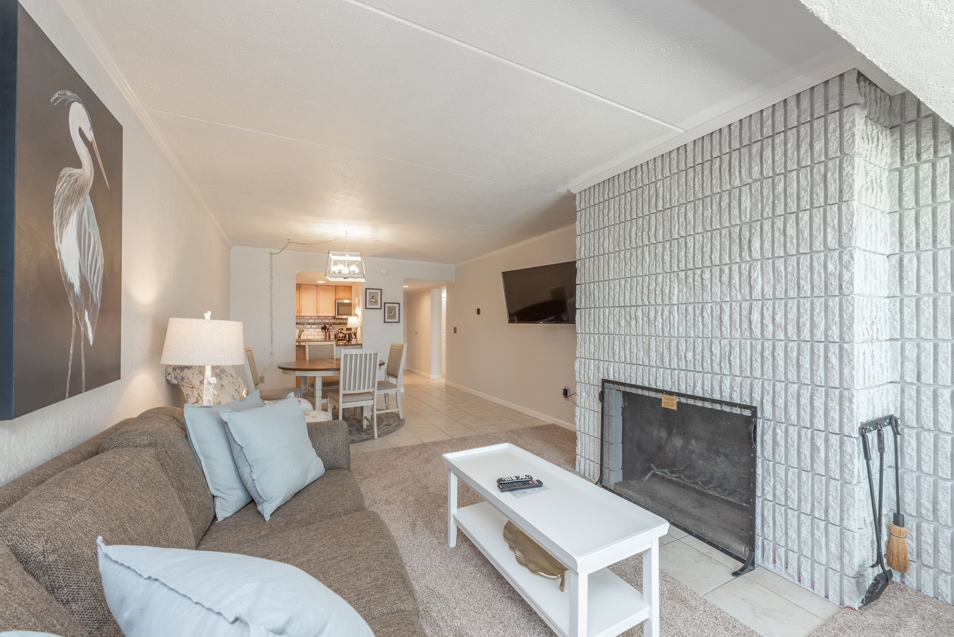 Will O' The Wisp 2077B: Unique Lakefront One Bedroom Condo, 2 Queen Beds, 2 Fire