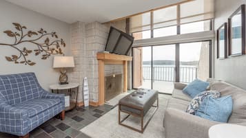 Fernseher, Kamin, Videospiele, DVD-Player