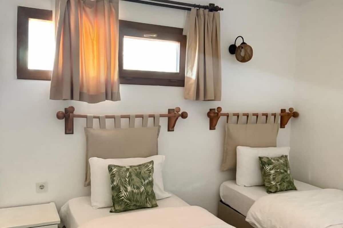 1 bedroom, premium bedding, free WiFi, bed sheets