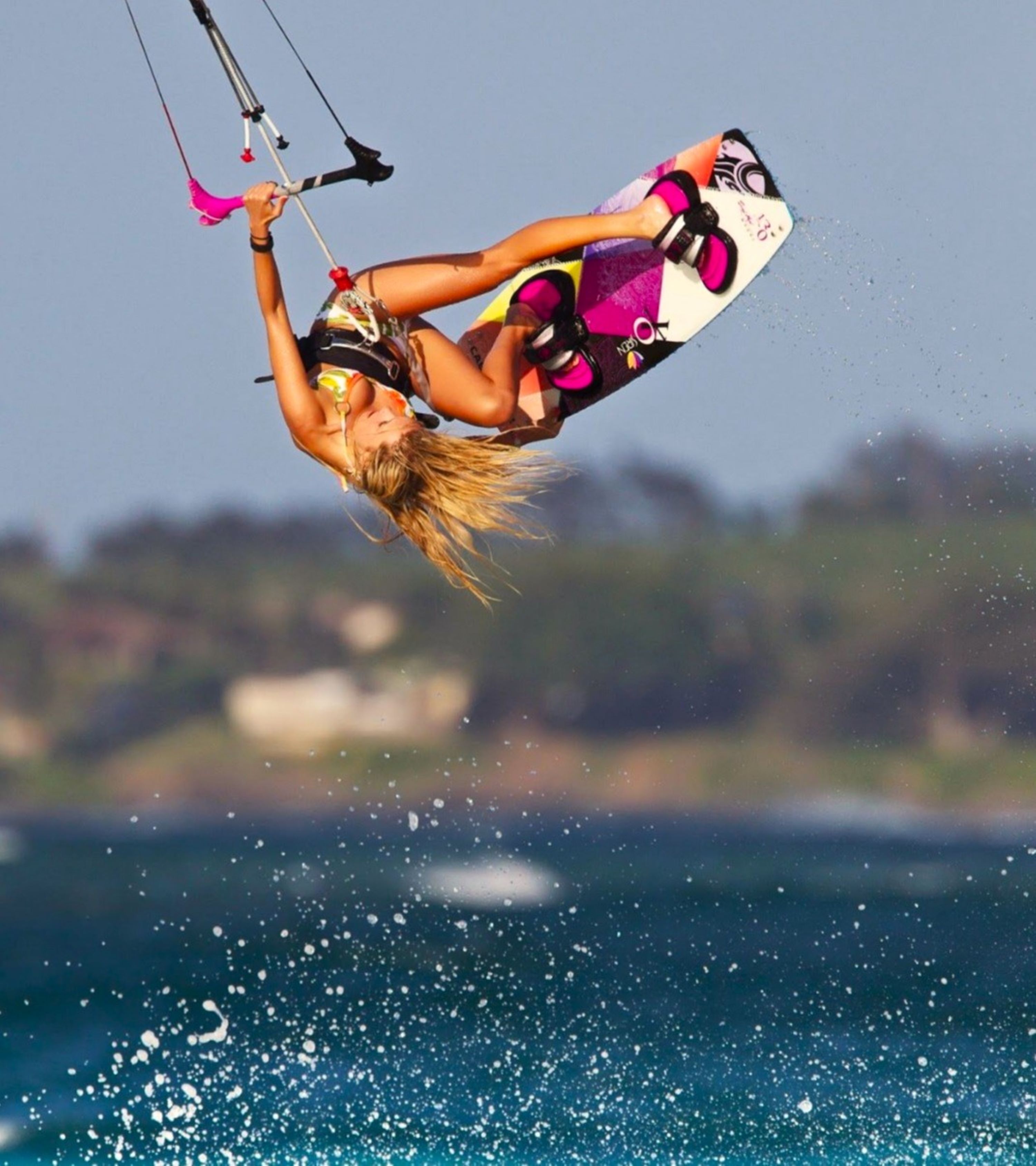 Una persona practicando kiteboarding sobre el agua.