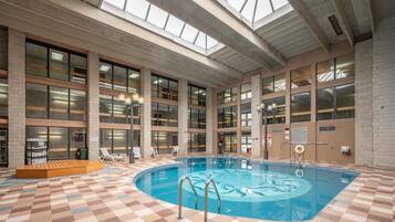 Alberca techada y alberca climatizada