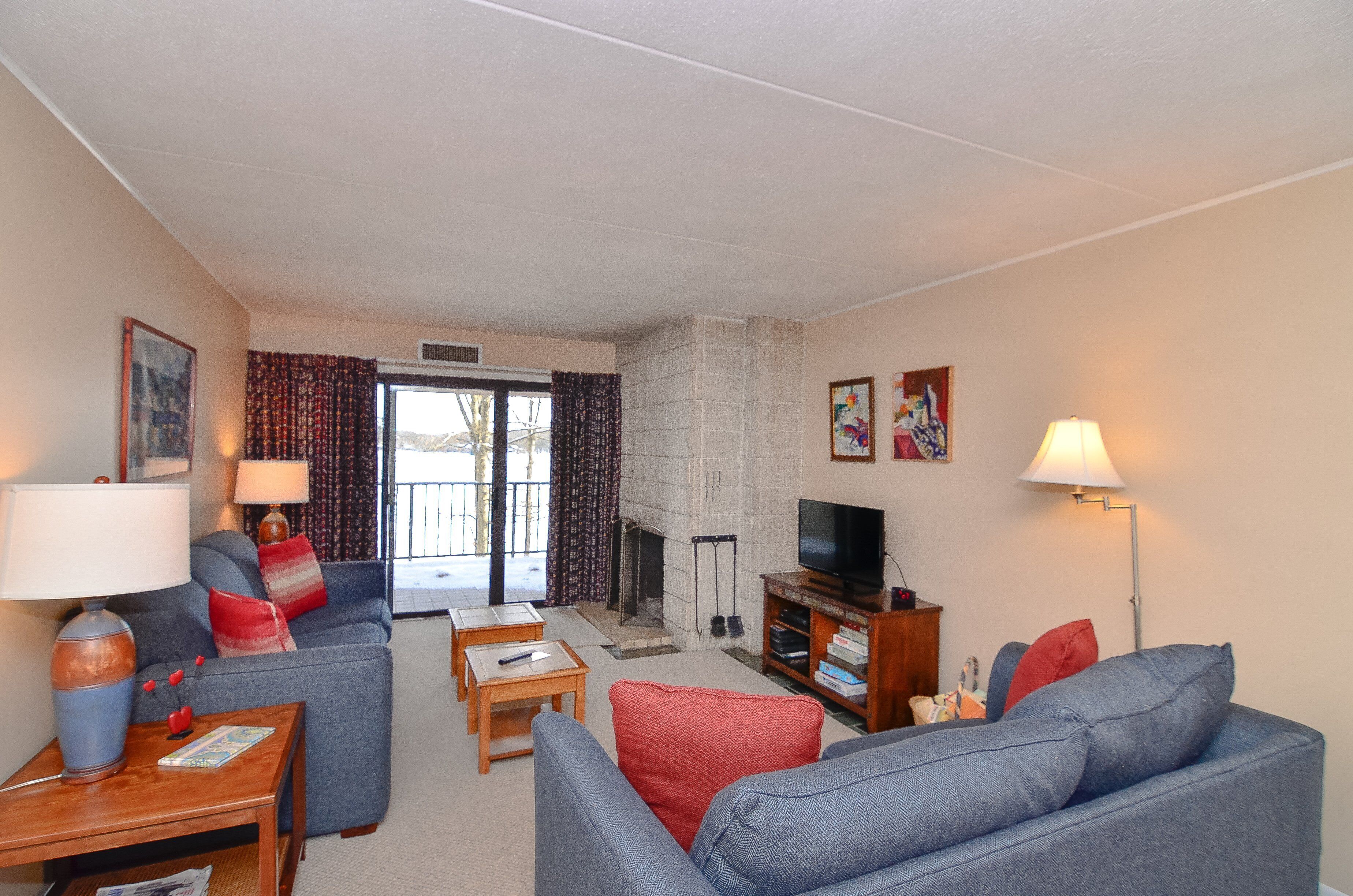 Will O' The Wisp 309B: Lakefront One Bedroom Condo, Queen Beds, Fireplace!