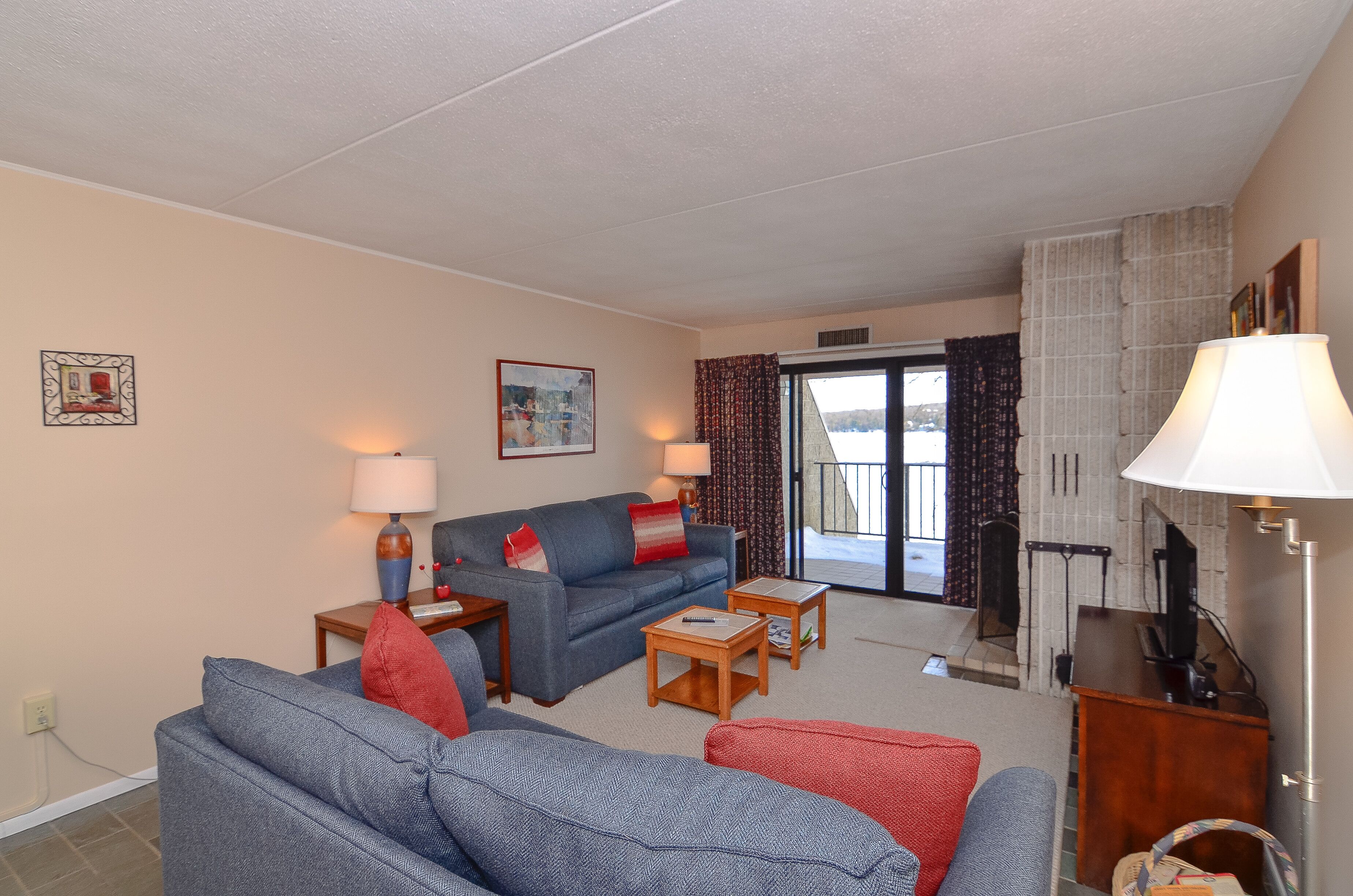 Will O' The Wisp 309B: Lakefront One Bedroom Condo, Queen Beds, Fireplace!