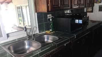 Réfrigérateur, micro-ondes, four, cafetière/bouilloire