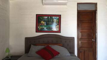 5 bedrooms, iron/ironing board, WiFi, bed sheets