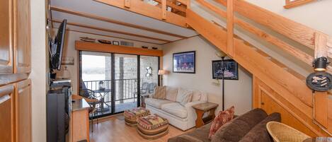 薄型テレビ、暖炉、テレビゲーム