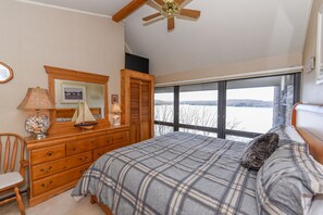 1 bedroom, free WiFi, bed sheets - Will O' The Wisp: 706H Studio Loft/One Bath (Oakland)