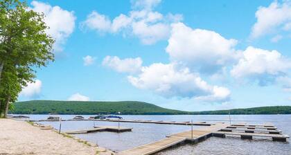 708H - Lakefront Studio Condo with Private Balcony, Free WIFI!