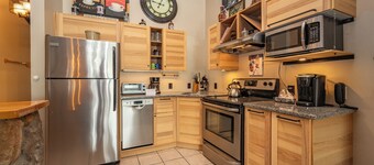 Will O' The Wisp 714H: Lakefront Studio Loft Condo, Free WIFI!