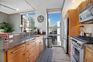 Réfrigérateur, four à micro-ondes, un four, surface de cuisson
