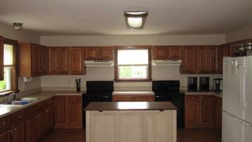 Jääkaappi, mikroaaltouuni, uuni, liesi