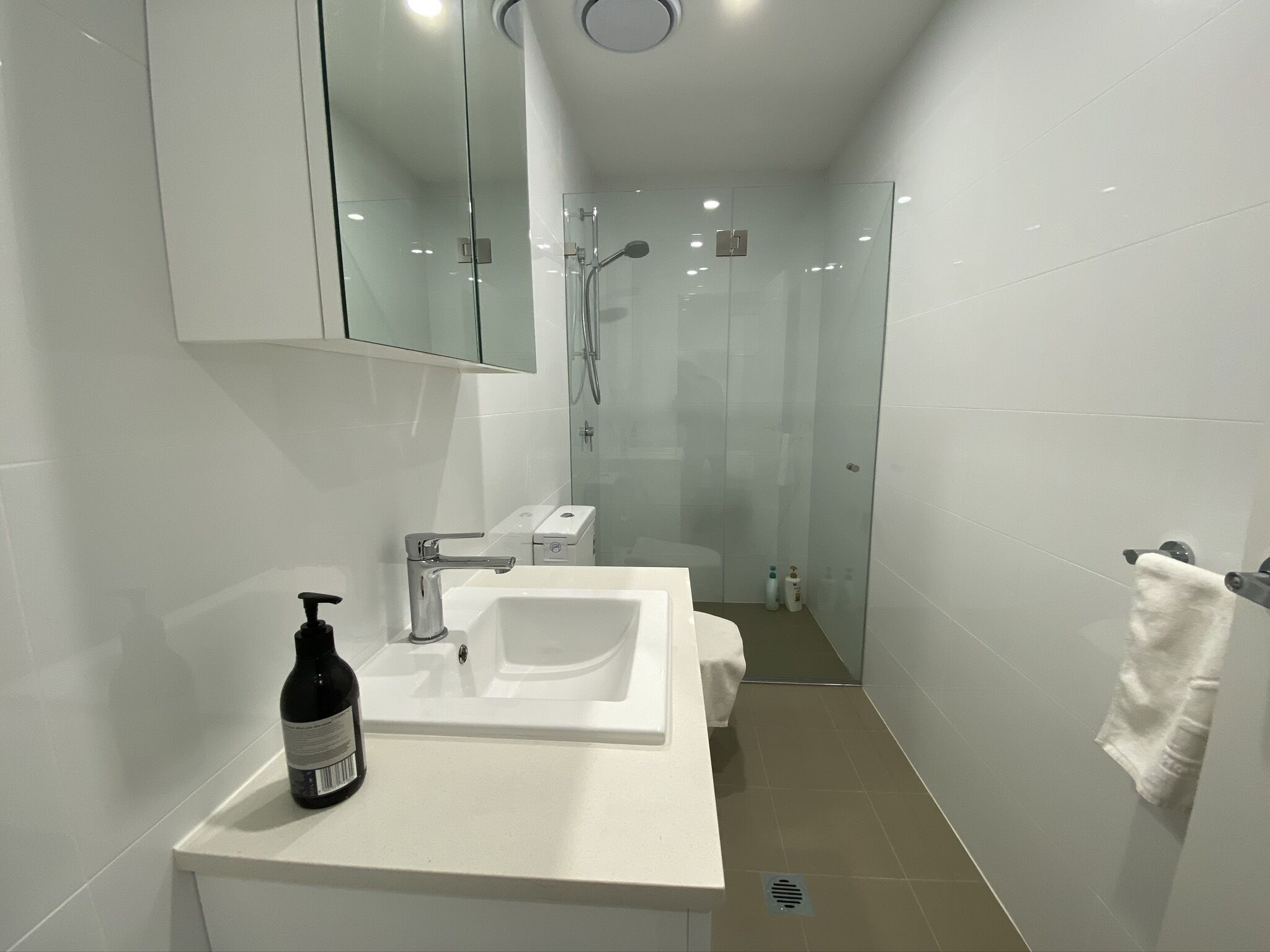 Modern two bedroom apartment/shops/trains