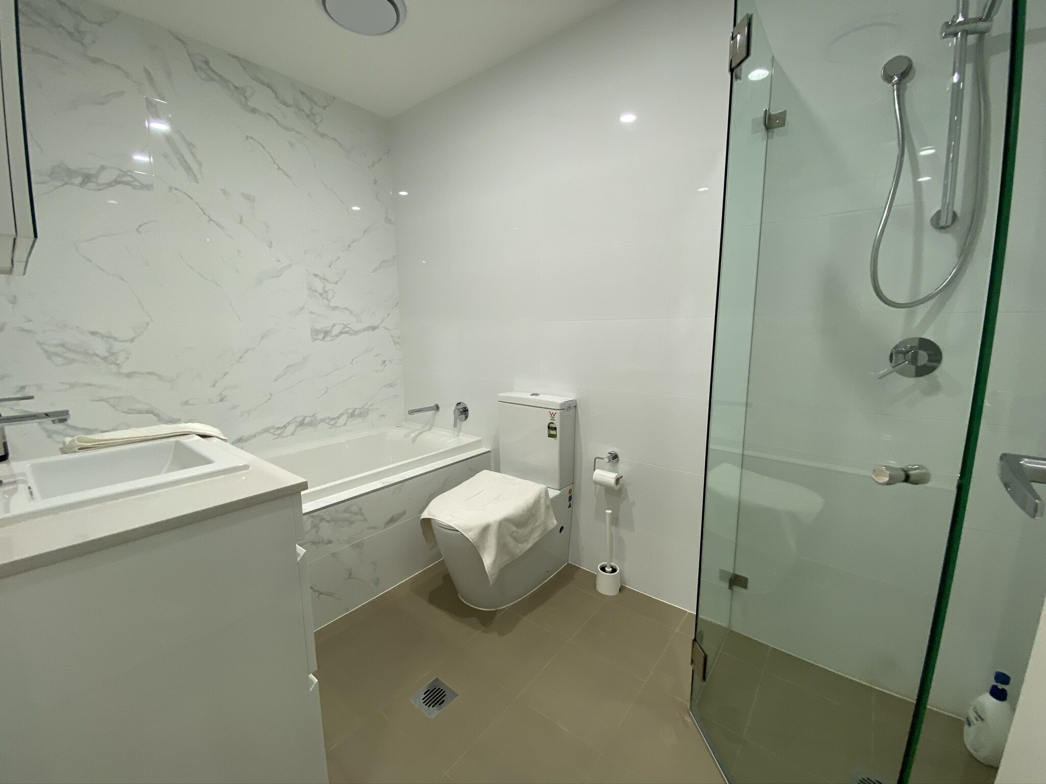 Modern two bedroom apartment/shops/trains