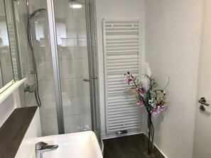 Shower, hair dryer, towels, soap - Generations Holiday Garden Flat, pool with garden (Attendorn)
