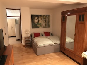 1 bedroom, travel cot, free WiFi, bed sheets - Generations Holiday Garden Flat, pool with garden (Attendorn)