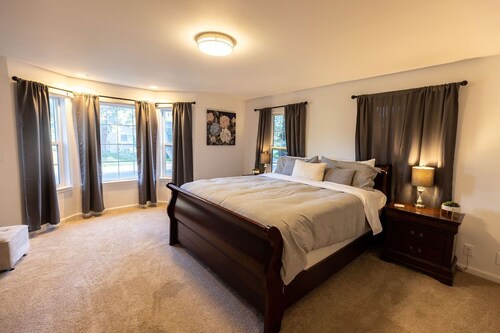 Family-Friendly Home, Indoor Heated Pool & Hot Tub, Game room, Pets Welcome!