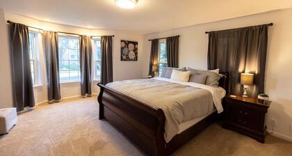 Family-Friendly Home, Indoor Heated Pool & Hot Tub, Game room, Pets Welcome!