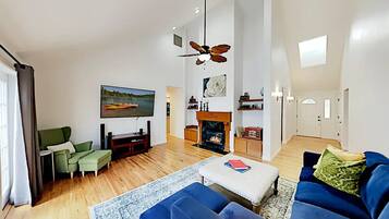 Téléviseur connecté, foyer, lecteur de DVD, livres